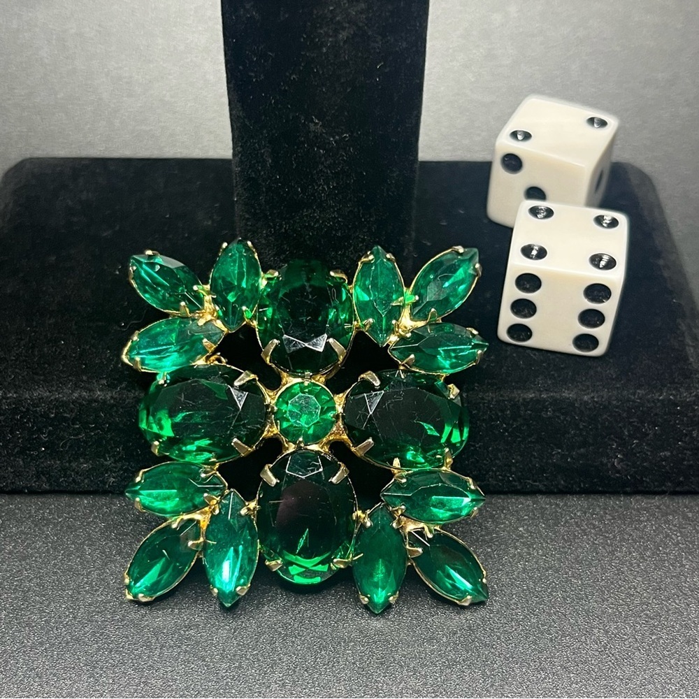 vintage emerald green rhinestone brooch large gold tone statement pin. 1960s - Picture 4 of 8